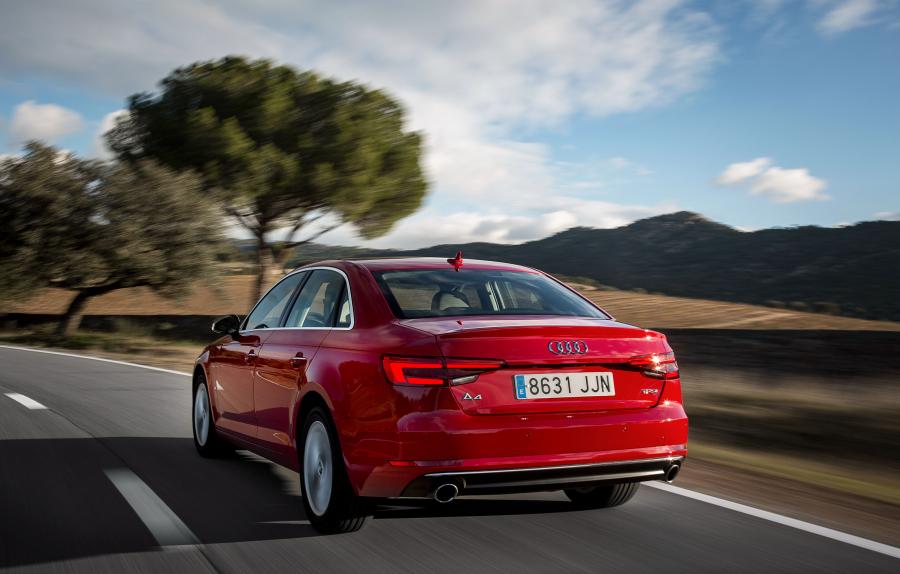  Audi A4 2.0 TFSI (B9) 2015 года  (WW) (фото 2 из 10)